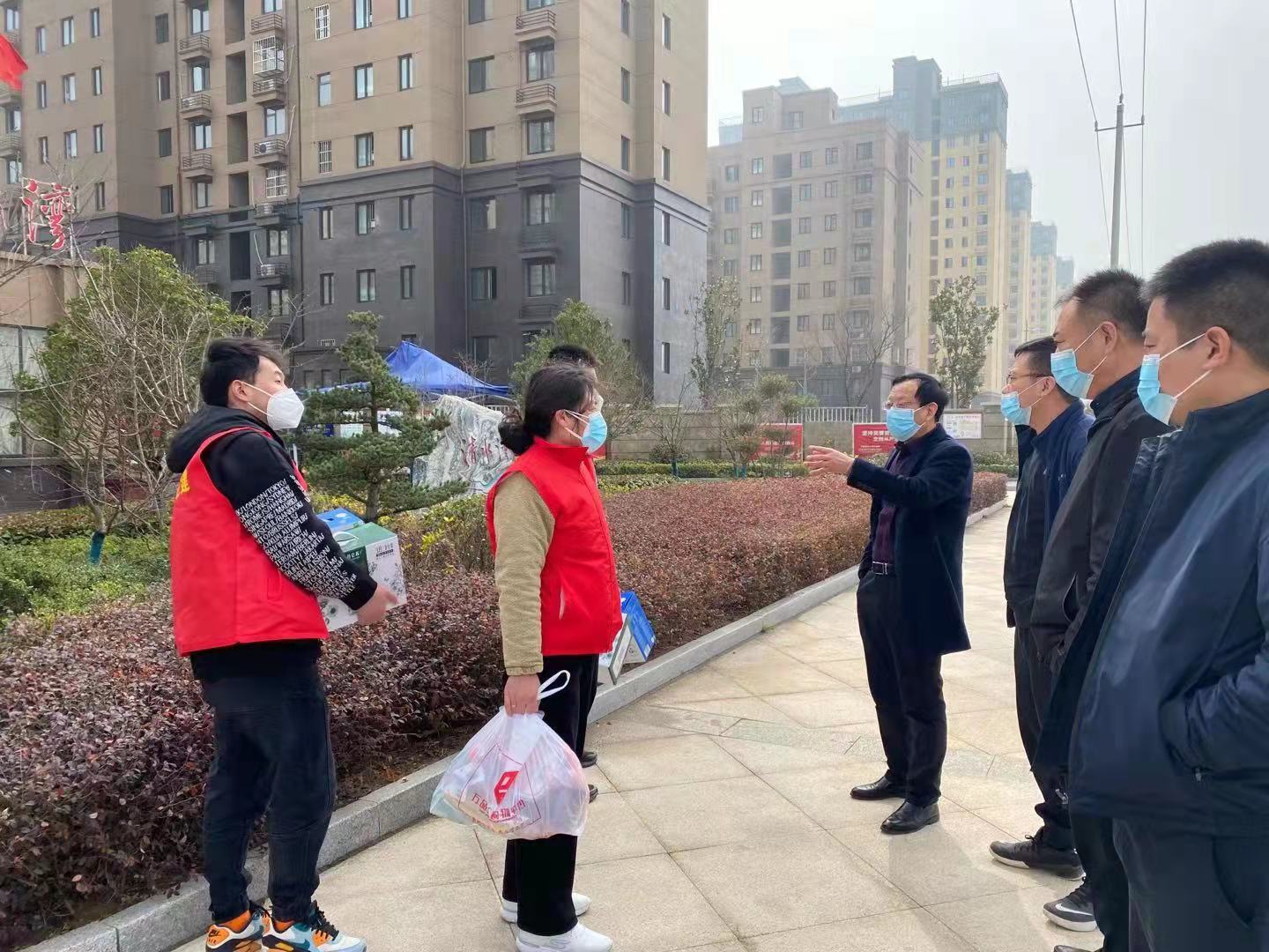 3月14日，領(lǐng)導(dǎo)班子慰問公司防疫志愿者。